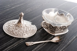 Posrebrzana cukiernica z łyżeczką metalowa zdobiona