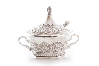 Posrebrzana cukiernica z łyżeczką metalowa zdobiona