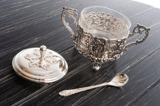Posrebrzana cukiernica z łyżeczką metalowa zdobiona