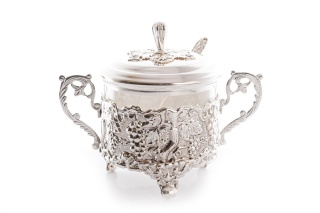 Posrebrzana cukiernica z łyżeczką metalowa zdobiona