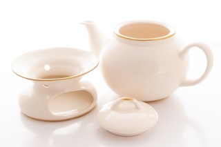 Dzbanek w kolorze kremowym z podgrzewaczem do herbaty