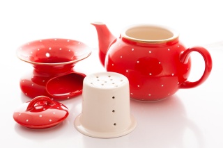 Dzbanek w kolorze czerwonym z podgrzewaczem w groszki