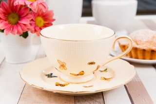 Dwie filiżanki w kolorze kremowym na prezen dzień matki