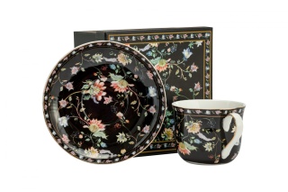 Filiżanka porcelanowa czarna w kwiaty ze spodkiem