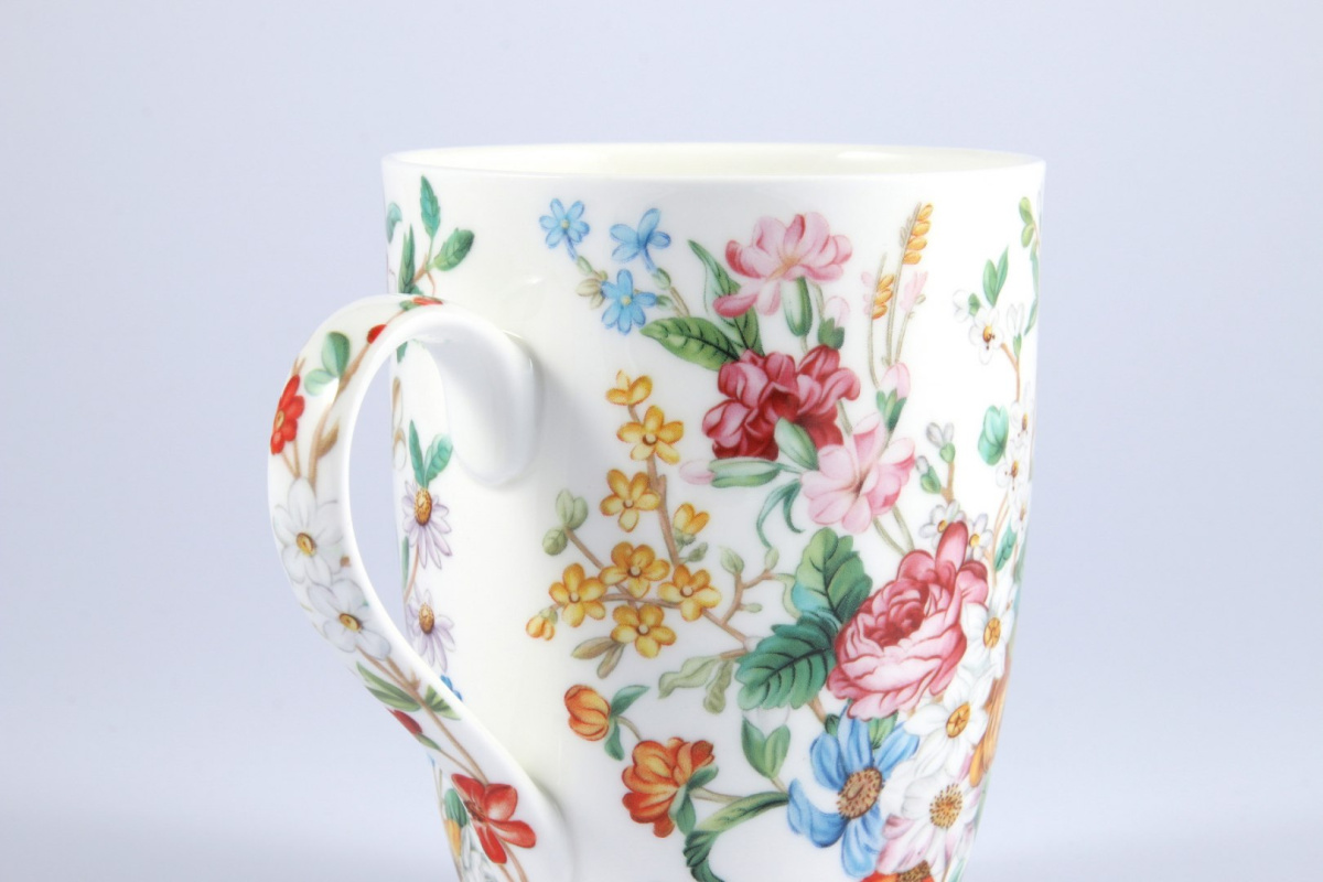 Kubek biały z motywem kwiatowym z sitkiem i przykrywką do parzenia herbaty i ziół
