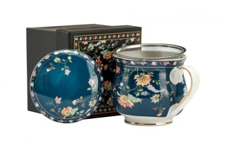 Kubek granatowy z motywem kwiatowym z sitkiem do parzenia herbaty i ziół