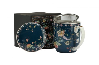 Kubek granatowy z motywem kwiatowym z sitkiem do parzenia herbaty i ziół