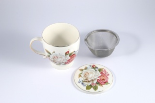 Kubek w róże z sitkiem i przykrywką do parzenia herbaty