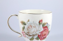 Kubek w róże z sitkiem i przykrywką do parzenia herbaty