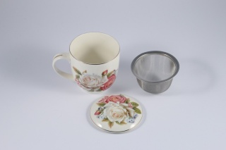 Kubek z motywem kwiatowym z sitkiem i przykrywką