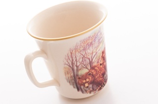 Kubek z Mieroszowa z motywem niedźwiedzia ceramiczny