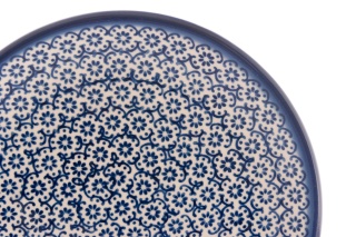 Talerz deserowy z Bolesławca malowany wzór kwiatów