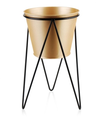 Złota osłonka na czarnym stojaku na doniczkę