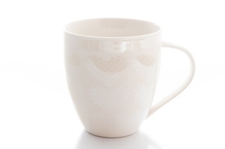 Duży kubek porcelanowy z sercami na prezent dla dziewczyny