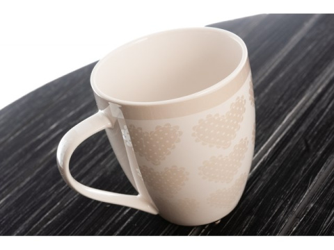 Duży kubek porcelanowy z sercami na prezent dla dziewczyny