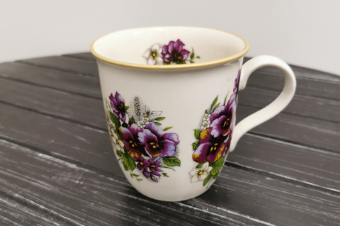 Kubek z motywem bratków do herbaty z Mieroszowa