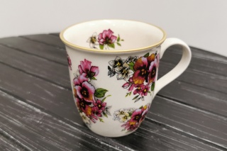 Kubek z motywem bratków do herbaty z Mieroszowa