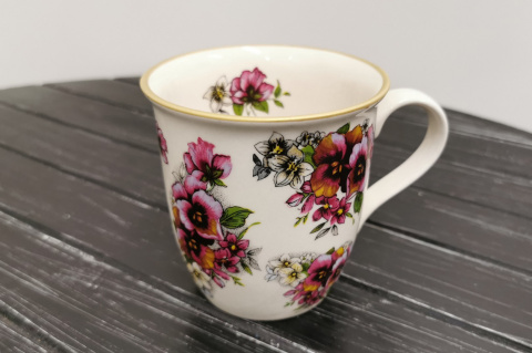 Kubek z motywem bratków do herbaty z Mieroszowa