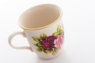 Kubek z motywem róż do herbaty lub kawy z Mieroszowa