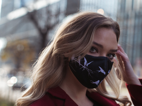 Komplet 2 maseczek wielokrotnego użytku z motywem ptaków maseczka