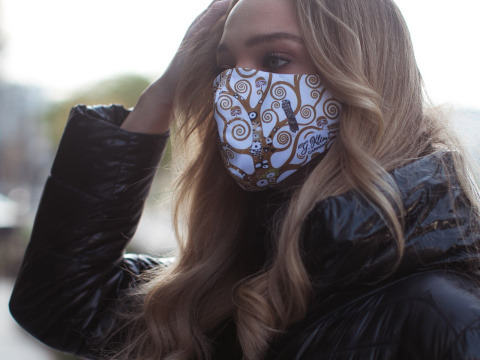 Maseczka wielokrotnego użytku Gustav Klimt Pocałunek