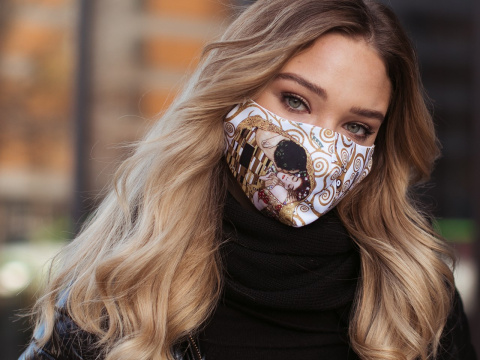 Maseczka wielokrotnego użytku Gustav Klimt Pocałunek