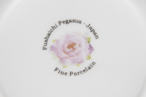 6 filiżanek ze spodkami z porcelany do herbaty w kwiaty