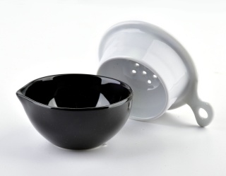 Porcelanowe naczynie z sitkiem separator do jajek