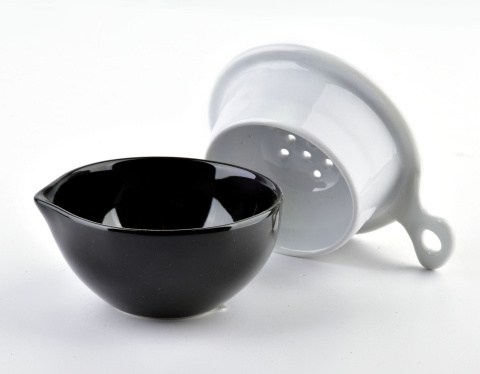 Porcelanowe naczynie z sitkiem separator do jajek