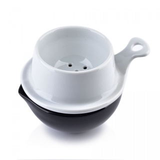 Porcelanowe naczynie z sitkiem separator do jajek