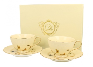 Dwie filiżanki w kolorze kremowym na prezen dzień matki