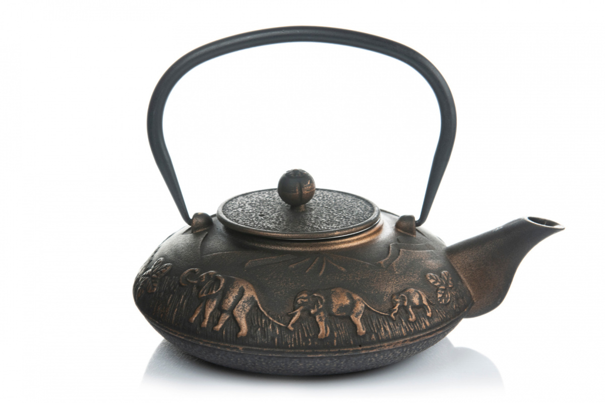 Dzbanek żeliwny do herbaty zdobiony z sitkiem miedziany