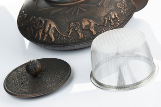 Dzbanek żeliwny do herbaty zdobiony z sitkiem miedziany