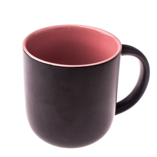 Duży ceramiczny kubek czarny matowy środek różowy