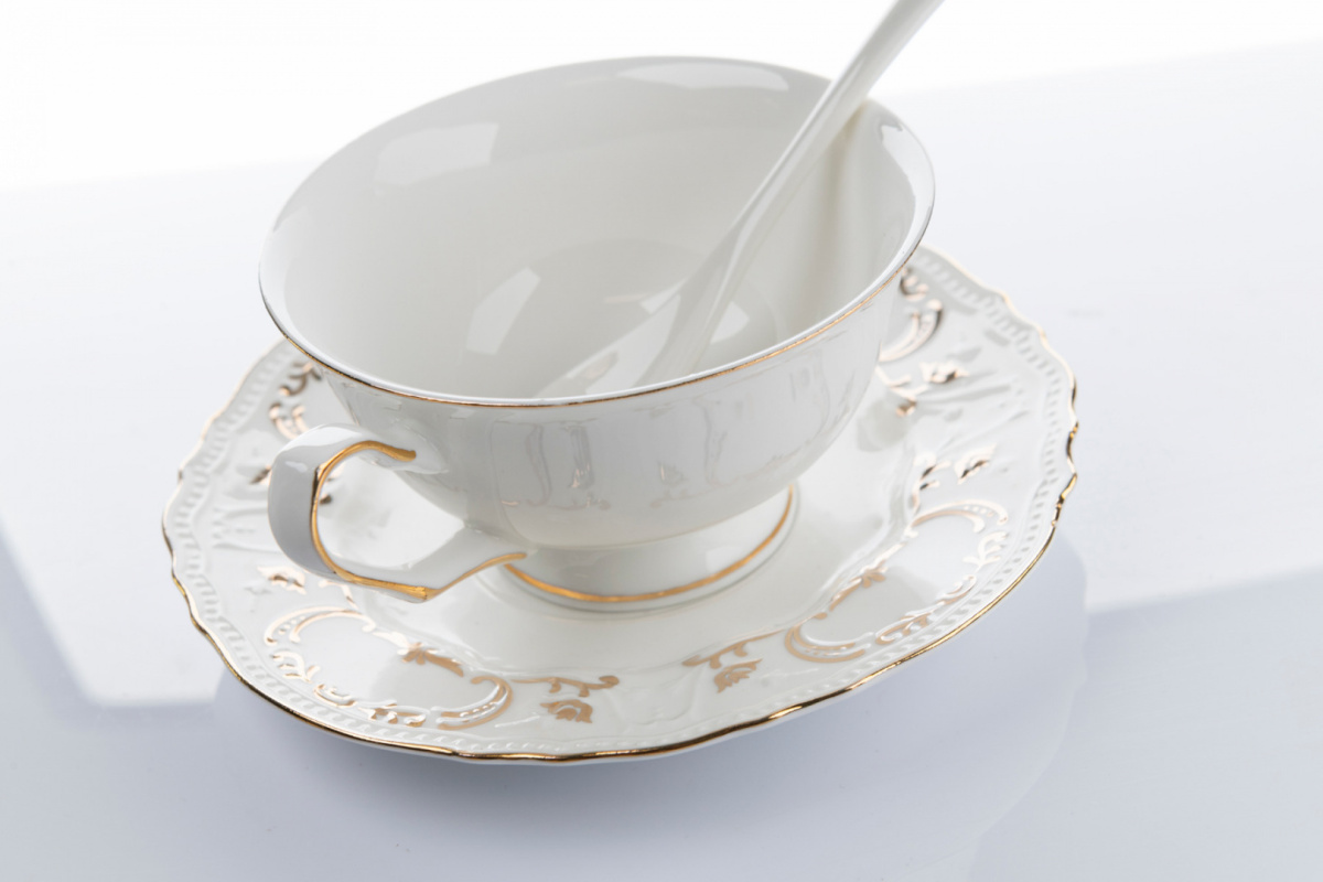 Zestaw 2 filiżanki białe do herbaty porcelana z łyżeczkami