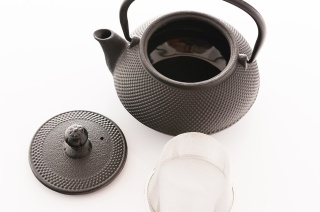 DZBANEK ŻELIWNY Z SITKIEM ZAPARZACZEM DO HERBATY