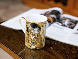 Klasyczny kubek Klimt Pocałunek kremowe tło Carmani