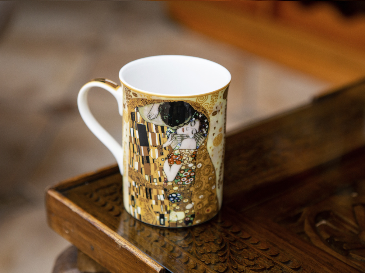Klasyczny kubek Klimt Pocałunek kremowe tło Carmani