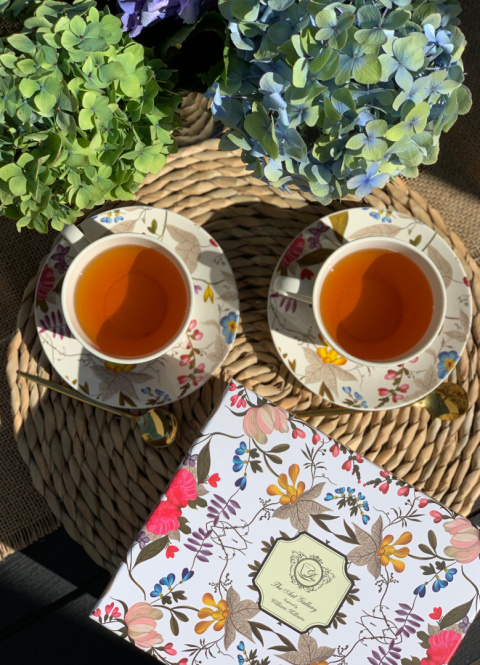 Zestaw dwie filiżanki ze spodkami White na prezent kwiaty