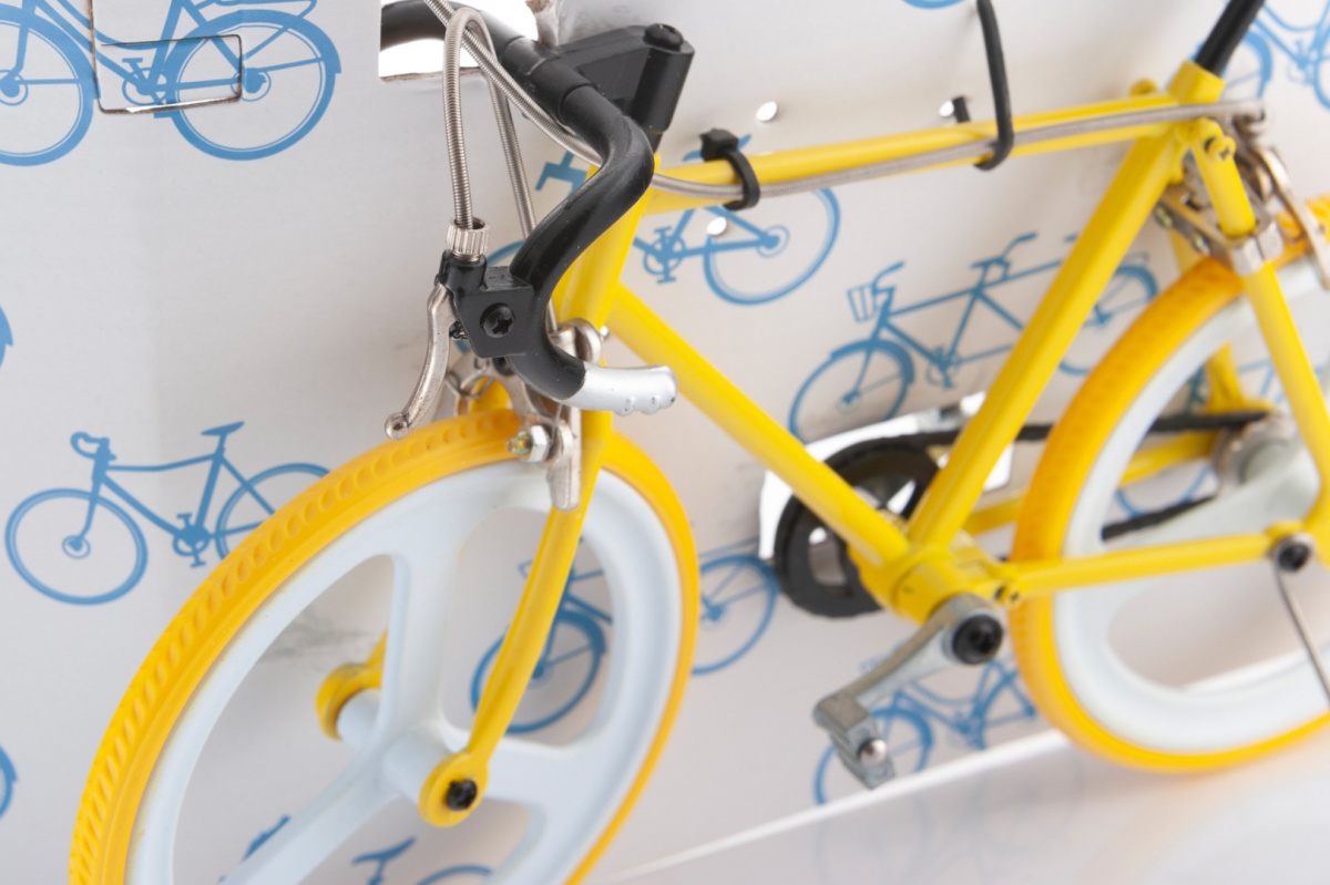 Replika roweru na prezent dla rowerzysty kolarka żółta