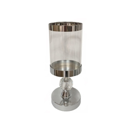 Elegancki srebrny świecznik ze szklanym kloszem do salonu