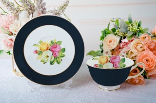 Zestaw filiżanka czarna do kawy ze spodkiem róże na prezent