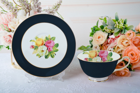 Zestaw filiżanka czarna do kawy ze spodkiem róże na prezent