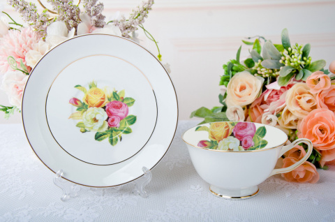 Zestaw filiżanka biała do kawy ze spodkiem róże na urodziny