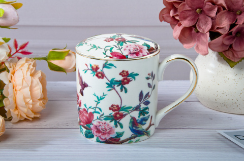 Zestaw biały kubek z sitkiem i przykrywką kwiaty na prezent