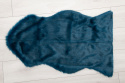 Dywanik futerko do sypialni na krzesło niebieski 90 cm