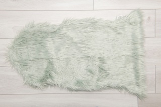 Dywanik pistacjowy futerko do sypialni na krzesło 90 cm