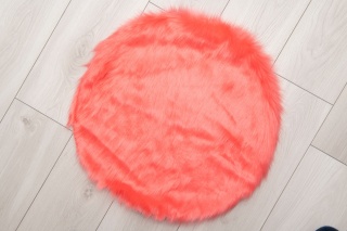 Dywanik różowy futerko do sypialni salonu dekoracja 55 cm