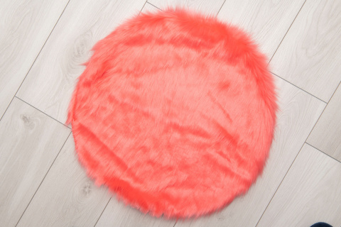 Dywanik różowy futerko do sypialni salonu dekoracja 55 cm