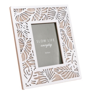 Biała ramka na zdjęcie do postawienia na biurko komodę